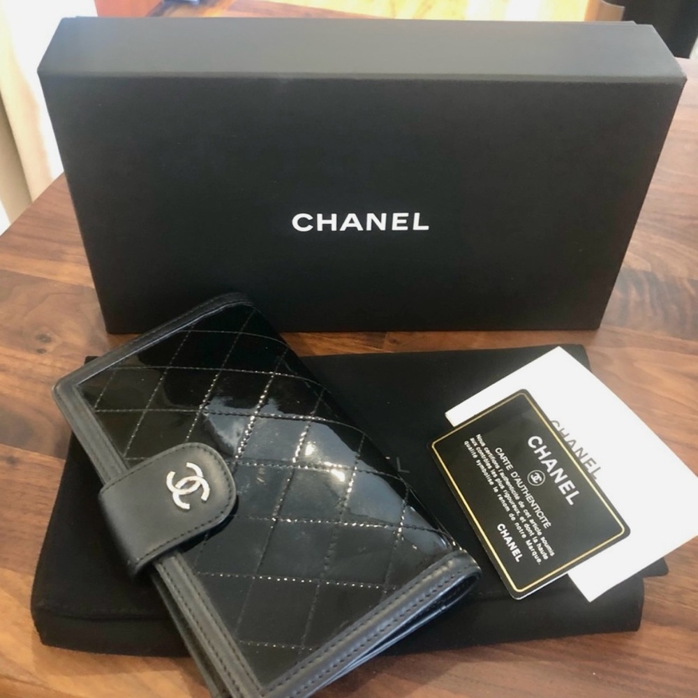Authentic Chanel wallet- complete w/authenticity card, box and sales tag